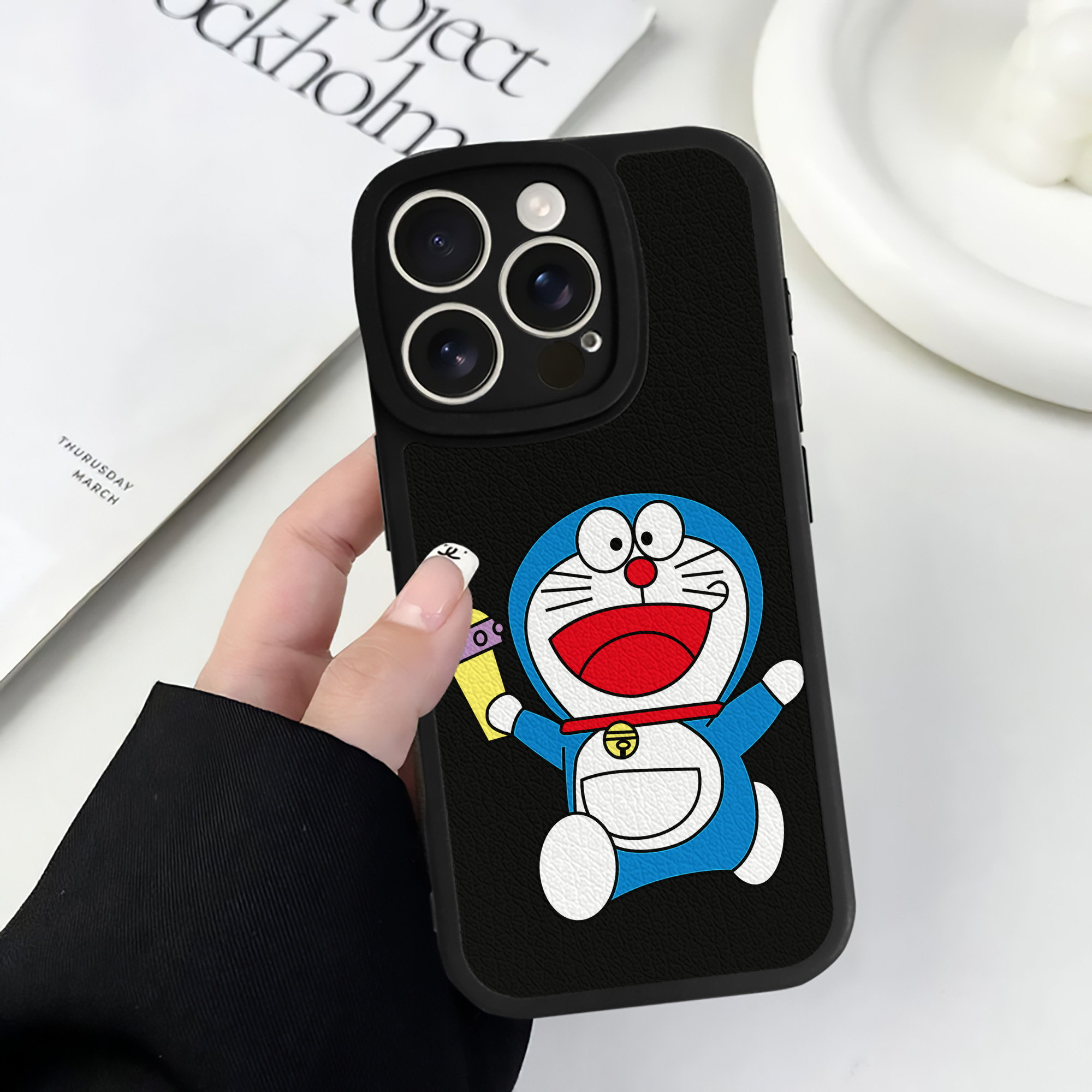 （画像用） ドラえもん Doraemon 【iPhone 16シリーズ対応】シリコンスマホケース（レザー調） 材質：シリコン